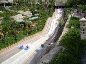 Blick von unten auf die Rutsche Siam Park