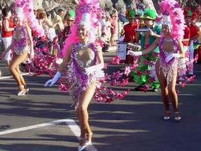 Rosa Kleider Karneval Los Gigantes Teneriffa